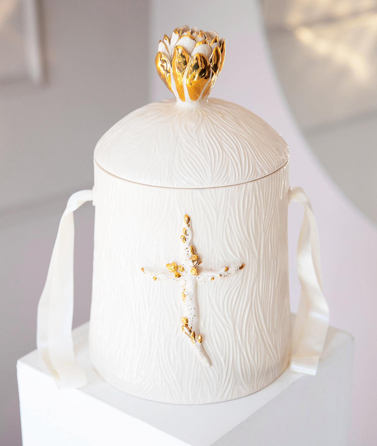 Šviesi pastelinė urna