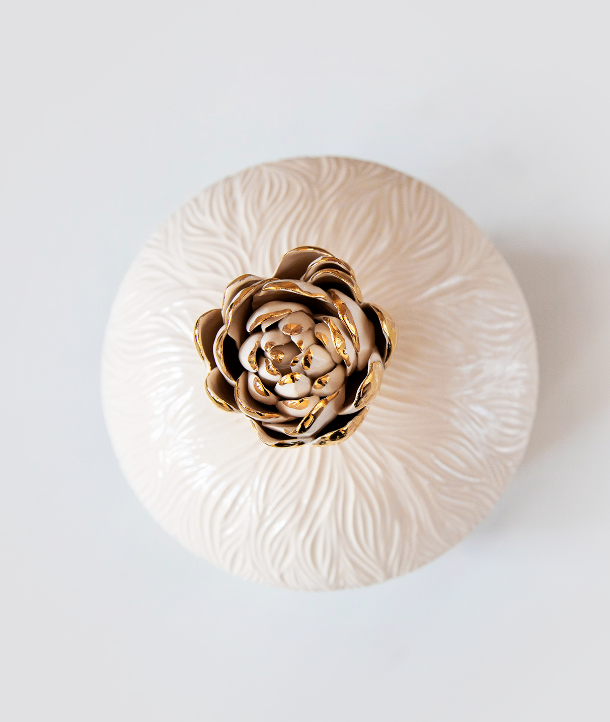 Keramikinė urna su gėlės motyvu