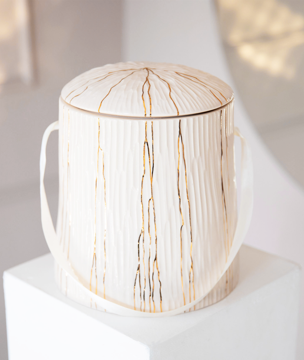 Keraminė urna su rankenėle Keraminė urna su rankenėle