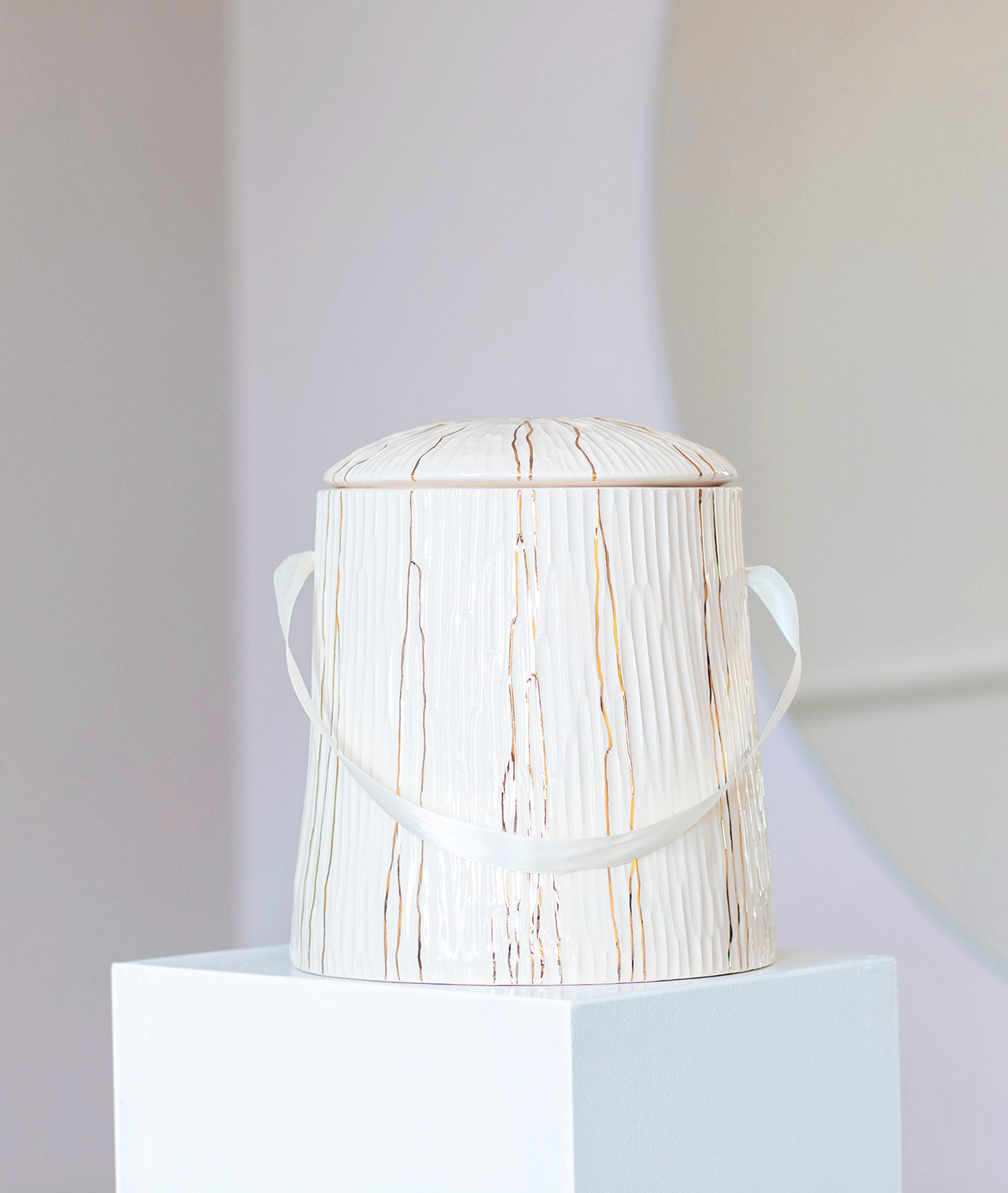 Keraminė šviesi minimalistinė urna Keraminė šviesi minimalistinė urna